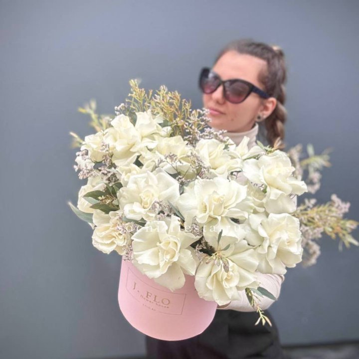 17 Французских белых роз в коробке Афина в Челябинске