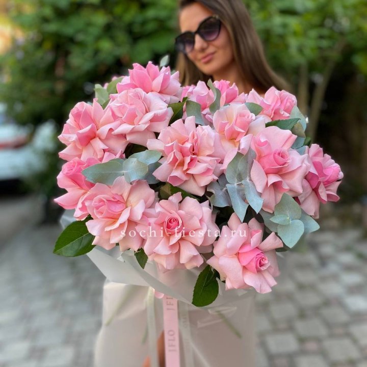 17 Розовых  французских роз в Челябинске