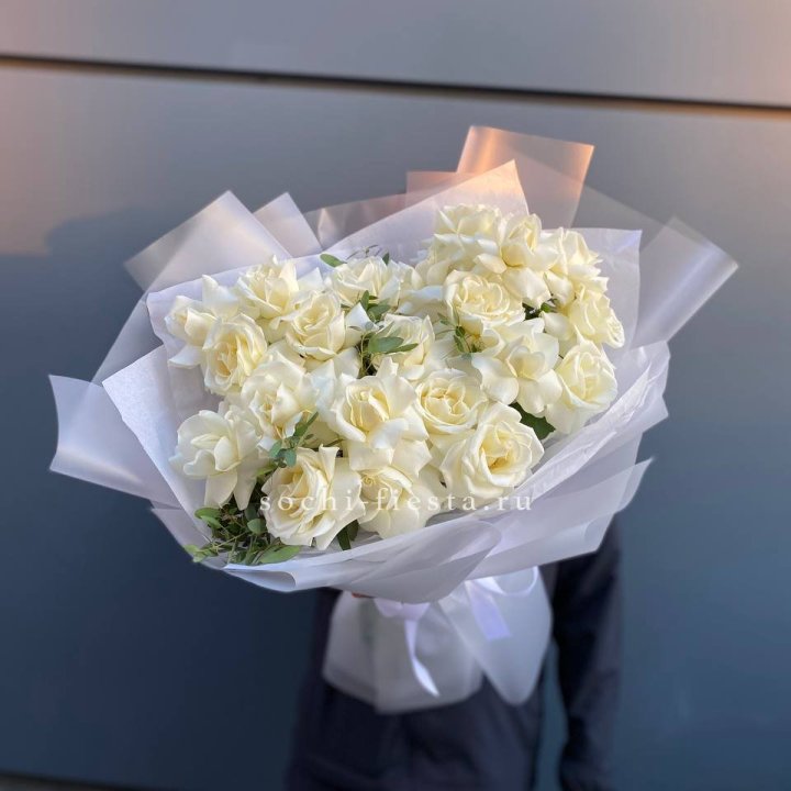 Пышный букет из белых роз в Челябинске