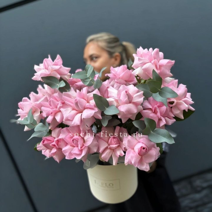 17 Розовых французских роз в боксе в Челябинске