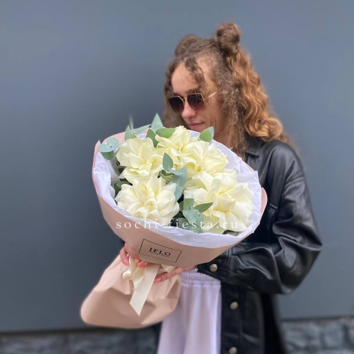 5 Белых французских роз в Челябинске