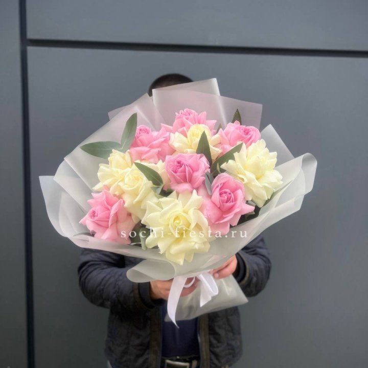 11 бело-розовых роз в Челябинске