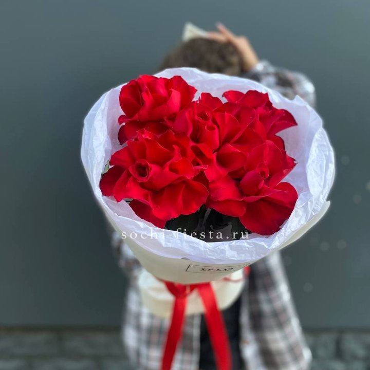 5 французских красных роз в Челябинске
