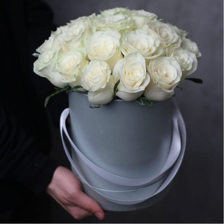 15 белых роз в цилиндре в Челябинске