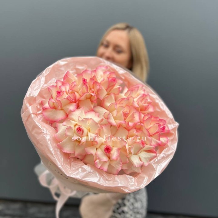 9 французских роз Джумилия в нежном оформлении в Челябинске