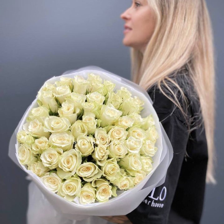 Воздушный букет из 51 белой кенийской розы в Челябинске