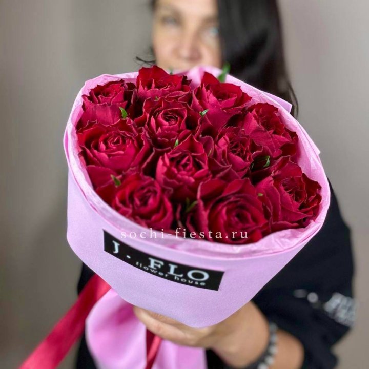 11 красных роз мадам ред в Челябинске
