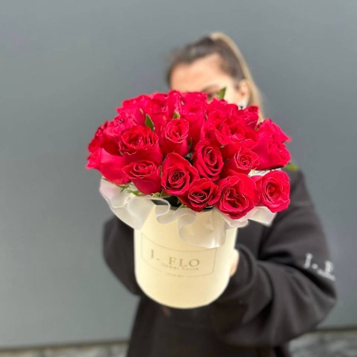 27 кенийских роз в боксе в Челябинске