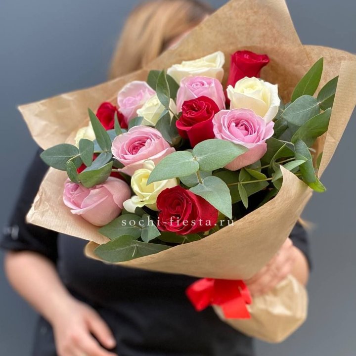 Букет из 15 роз с эвкалиптом в Челябинске