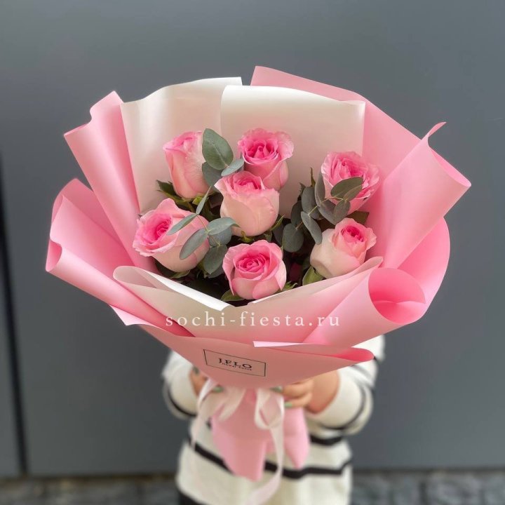 7 роз с эвкалиптом в Челябинске