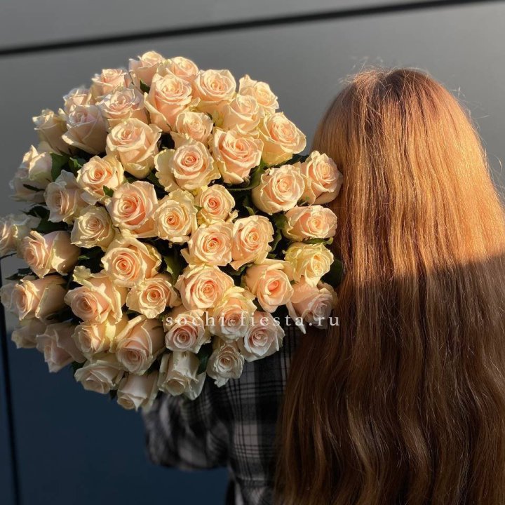Охапка кремовых роз в Челябинске