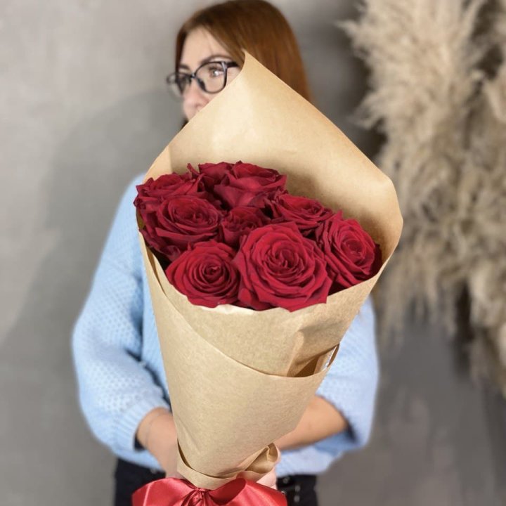 9 красных роз в крафте в Челябинске
