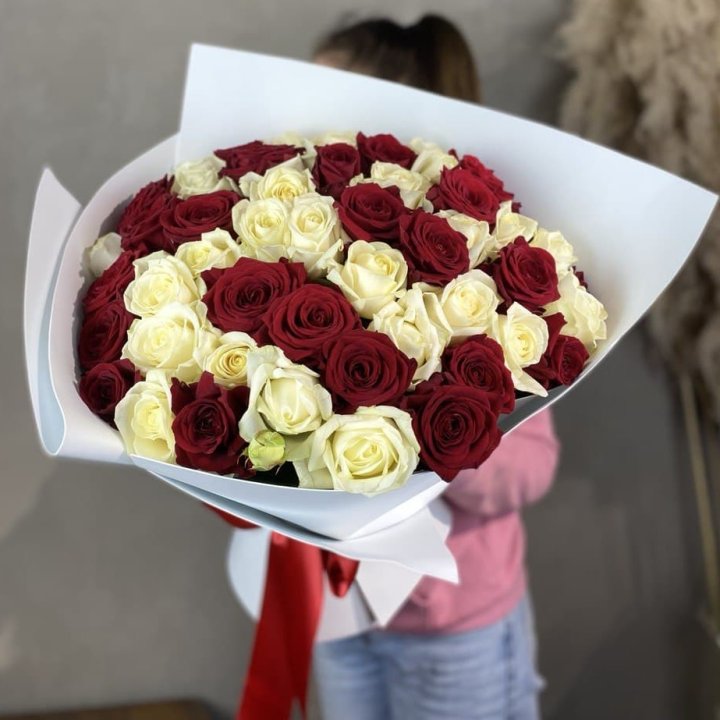 51 красная и белая роза в Челябинске