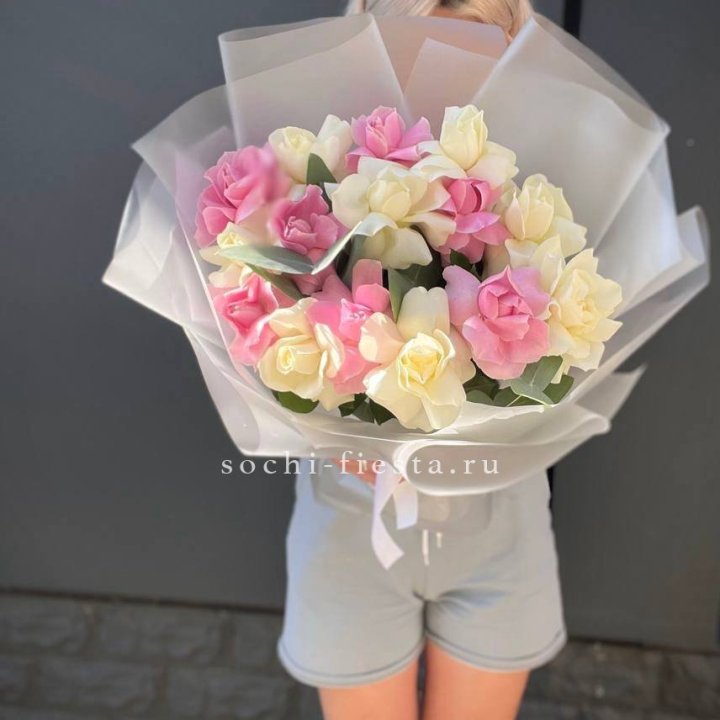 15 бело-розовых роз в Челябинске
