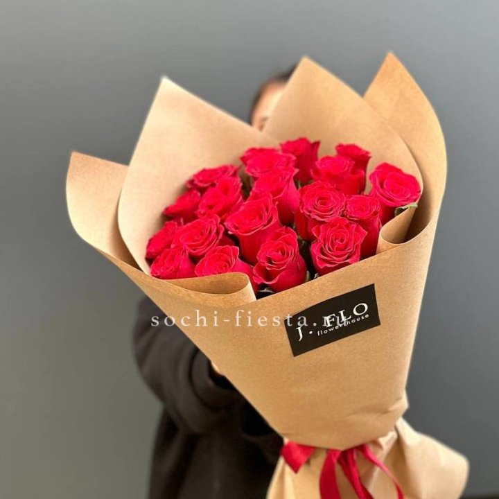 19 красных роз в крафте в Челябинске