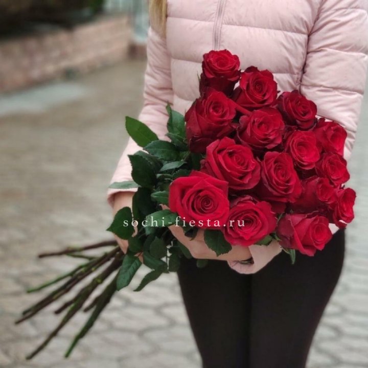 15 высоких красных роз в Челябинске