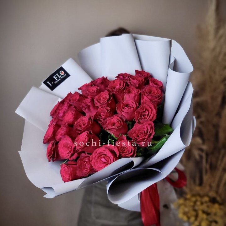 Красные розы 33 шт в Челябинске