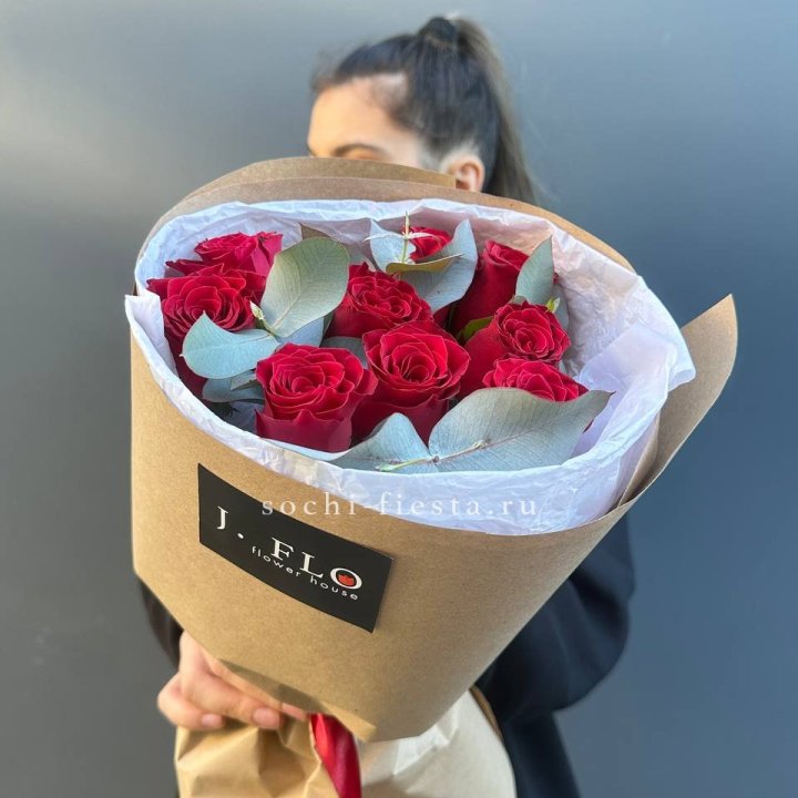 9 роз с эвкалиптом в Челябинске