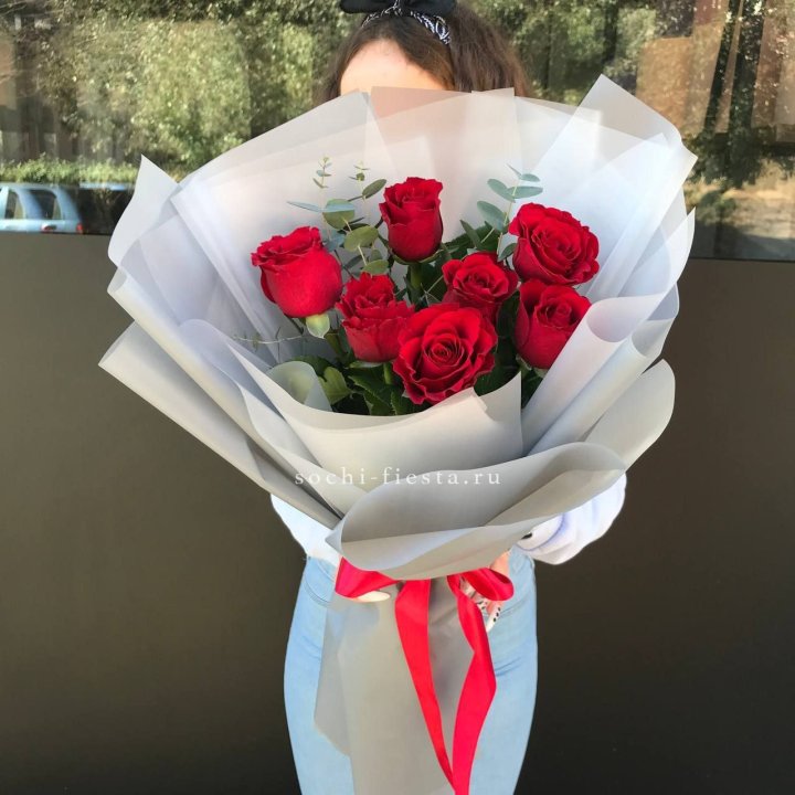 7 красных роз с эвкалиптом  в Челябинске