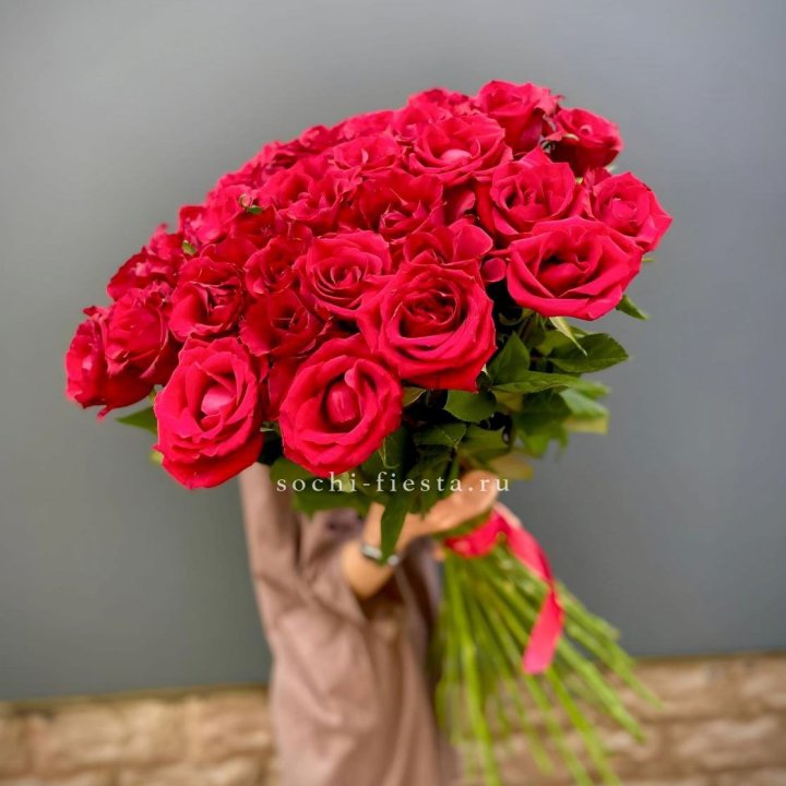 51 высокая красная роза в Челябинске