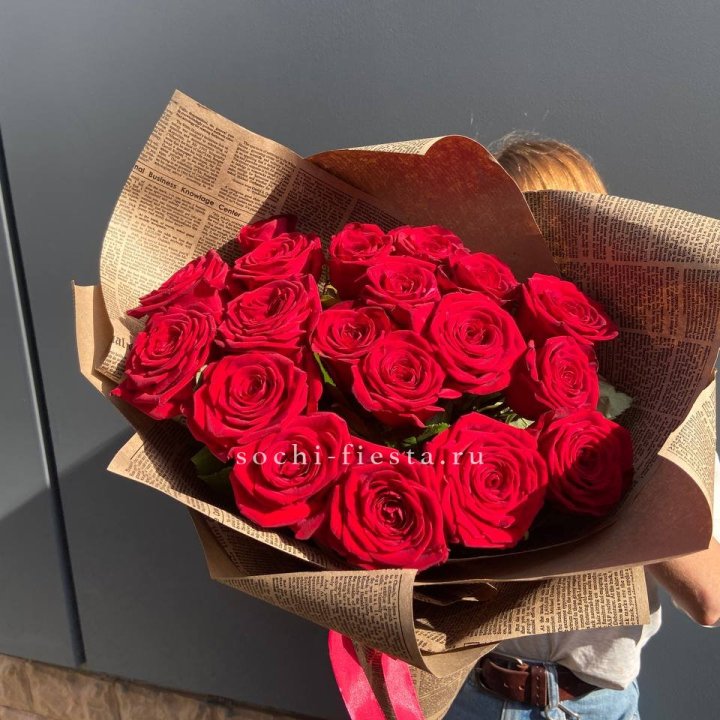 19 красных роз Леди Крафт в Челябинске