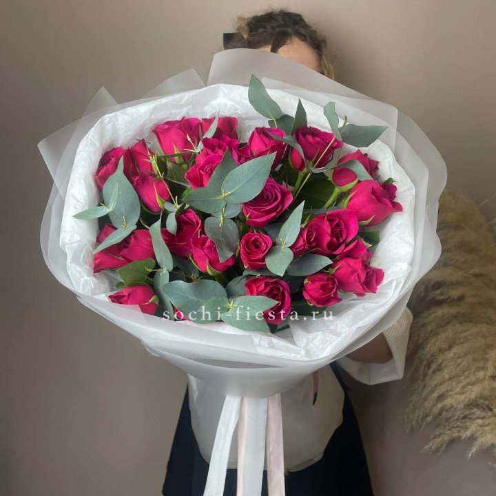 25 малиновых роз с эвкалиптом в Челябинске