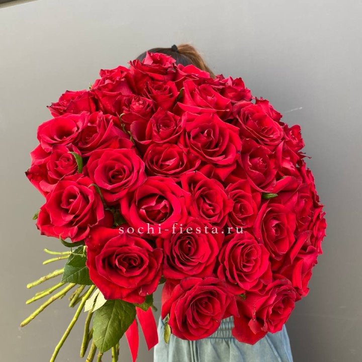 35 красных роз под ленту в Челябинске