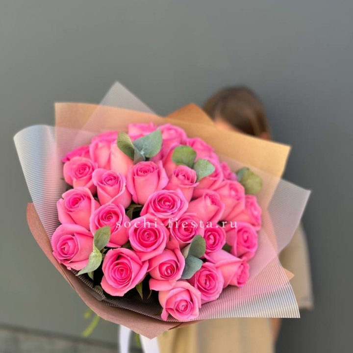 31 розовая роза с эвкалиптом в Челябинске