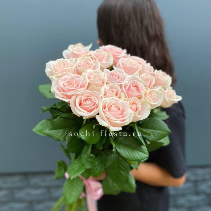 Высокие розовые розы в Челябинске