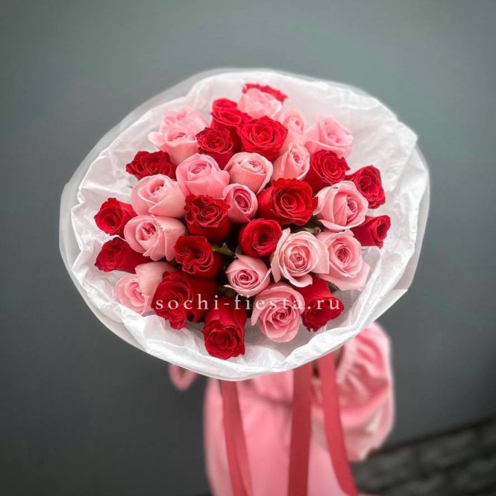 Букет красных и розовых 35 роз в Челябинске