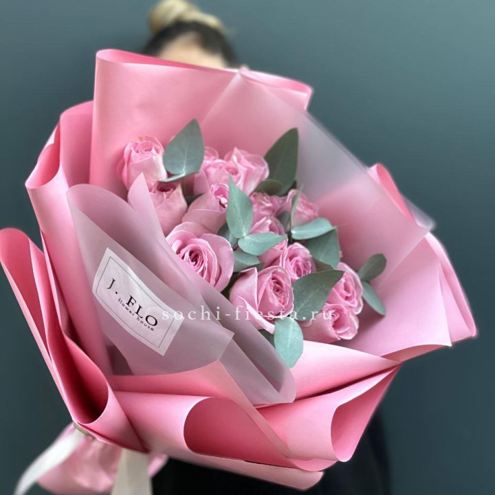 15 Розовых роз с эвкалиптом в Челябинске