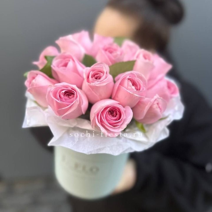 17 розовых роз в цилиндре в Челябинске