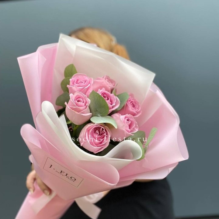 7 розовых роз с эвкалиптом в Челябинске