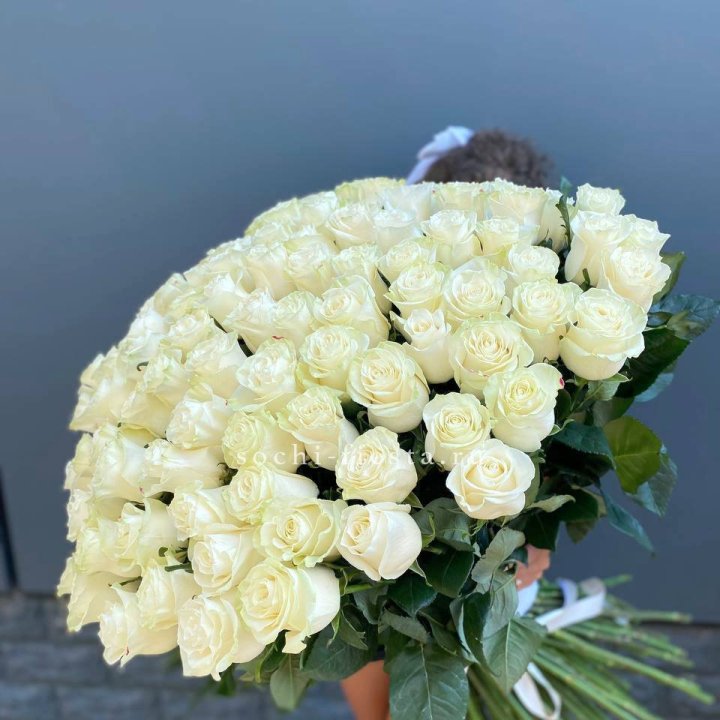 101 белая высокая роза в Челябинске