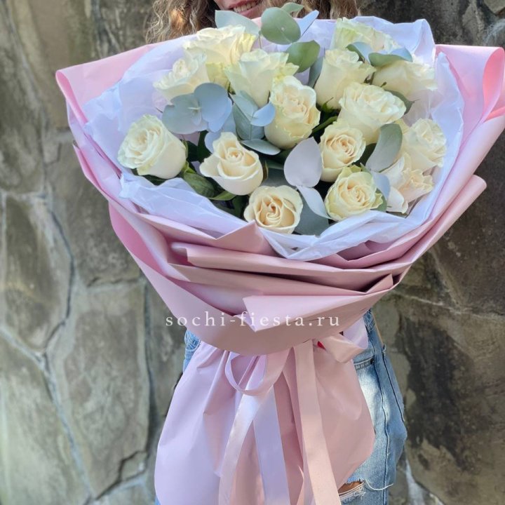 Белые розы в авторском оформлении в Челябинске