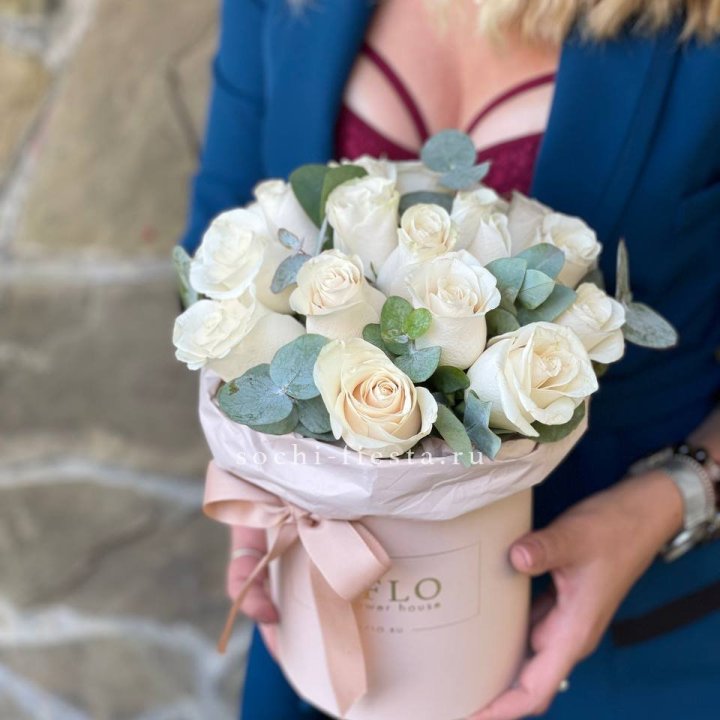 Цилиндр из белых роз в Челябинске