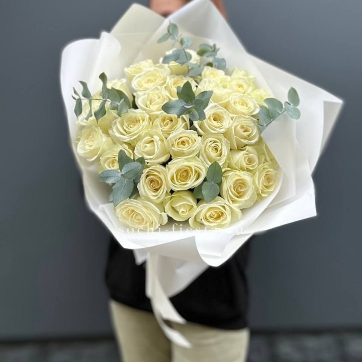 31 белая роза с эвкалиптом в Челябинске