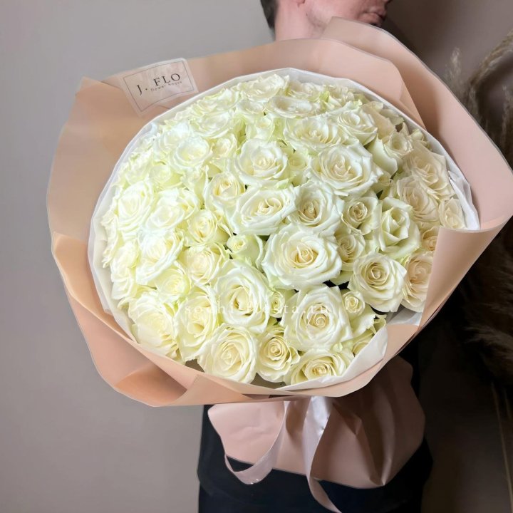 51 белая  роза в оформлении в Челябинске