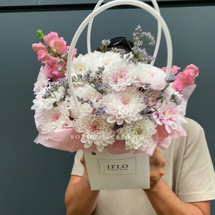 Сумочка из стойких цветов  в Челябинске