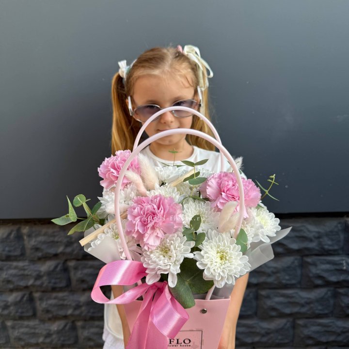 Сумочка из стойких хризантем и диантуса в Челябинске