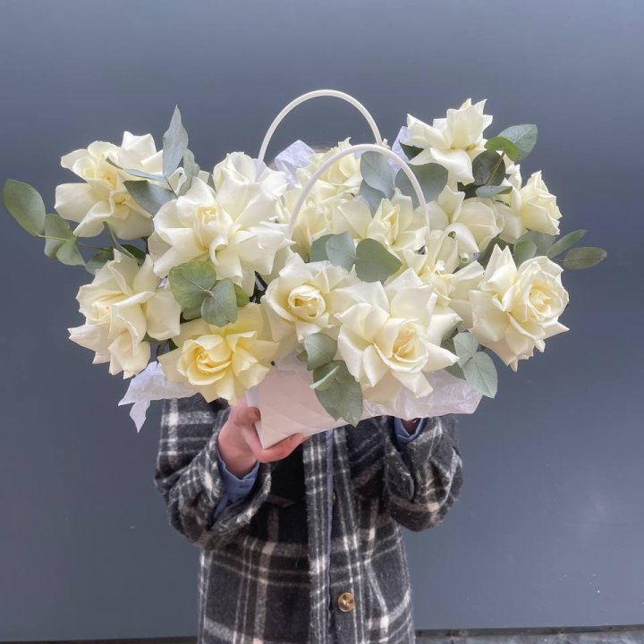 15 белых роз в сумочке в Челябинске