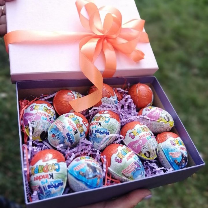 Коробка с киндерами в Челябинске