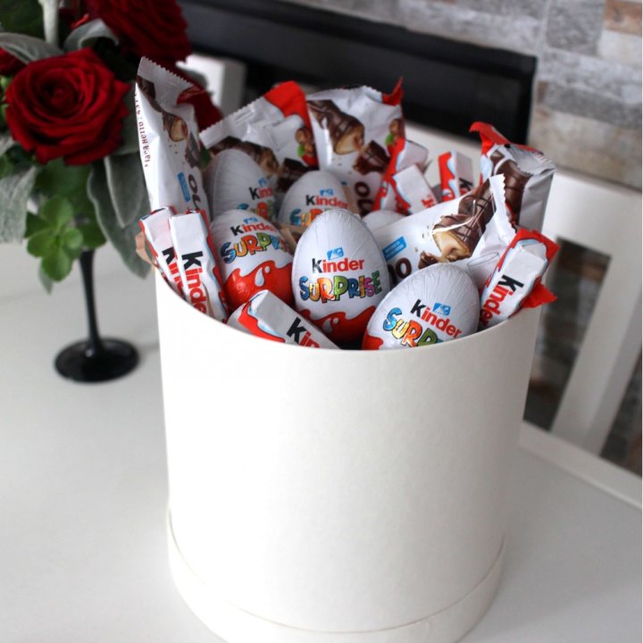 Коробка с киндерами  в Челябинске