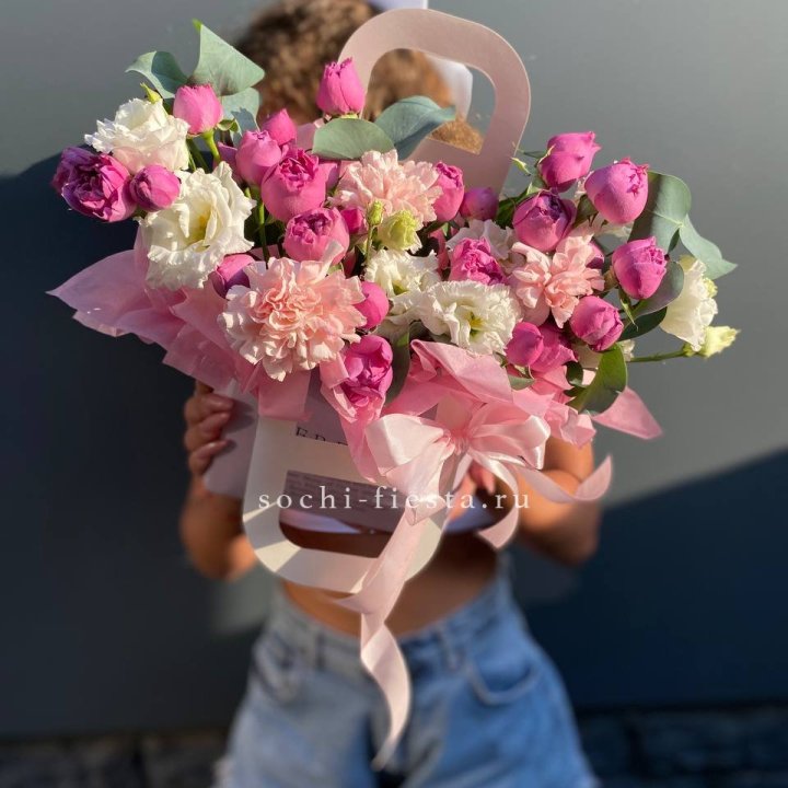 Сумочка с кустовой розой и диантусами в Челябинске