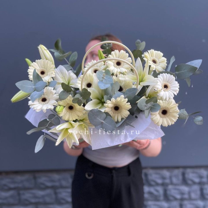 Сумочка лилии и герберы в Челябинске
