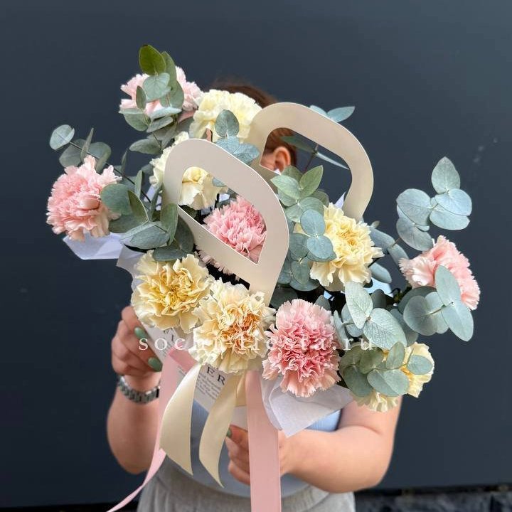 Сумочка из диантусов в Челябинске