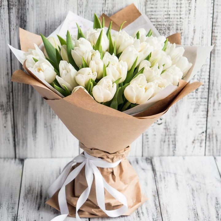 25 белых тюльпанов в Челябинске