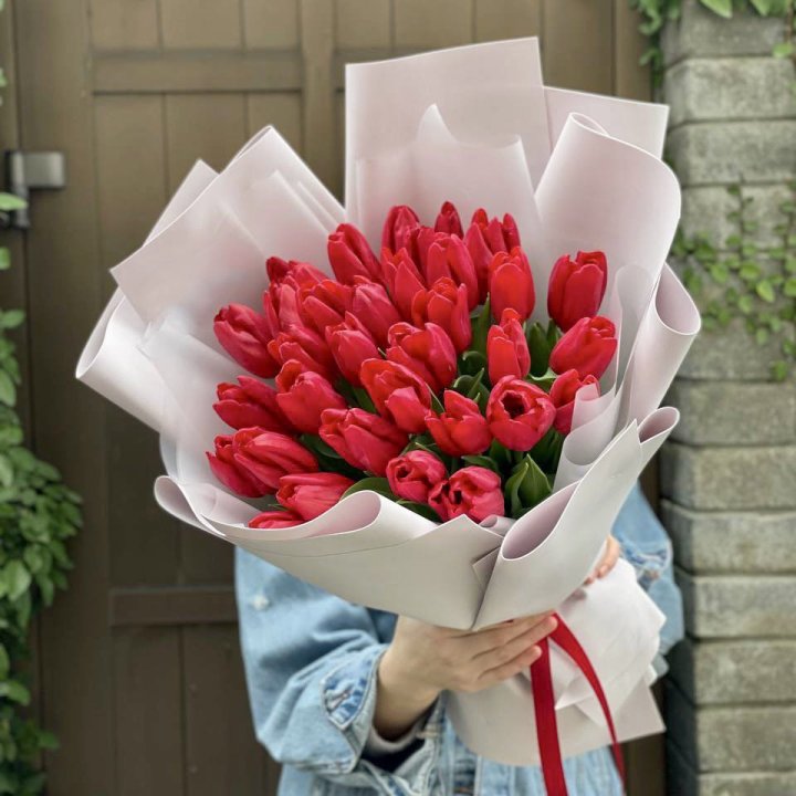 35 красных тюльпанов в Челябинске